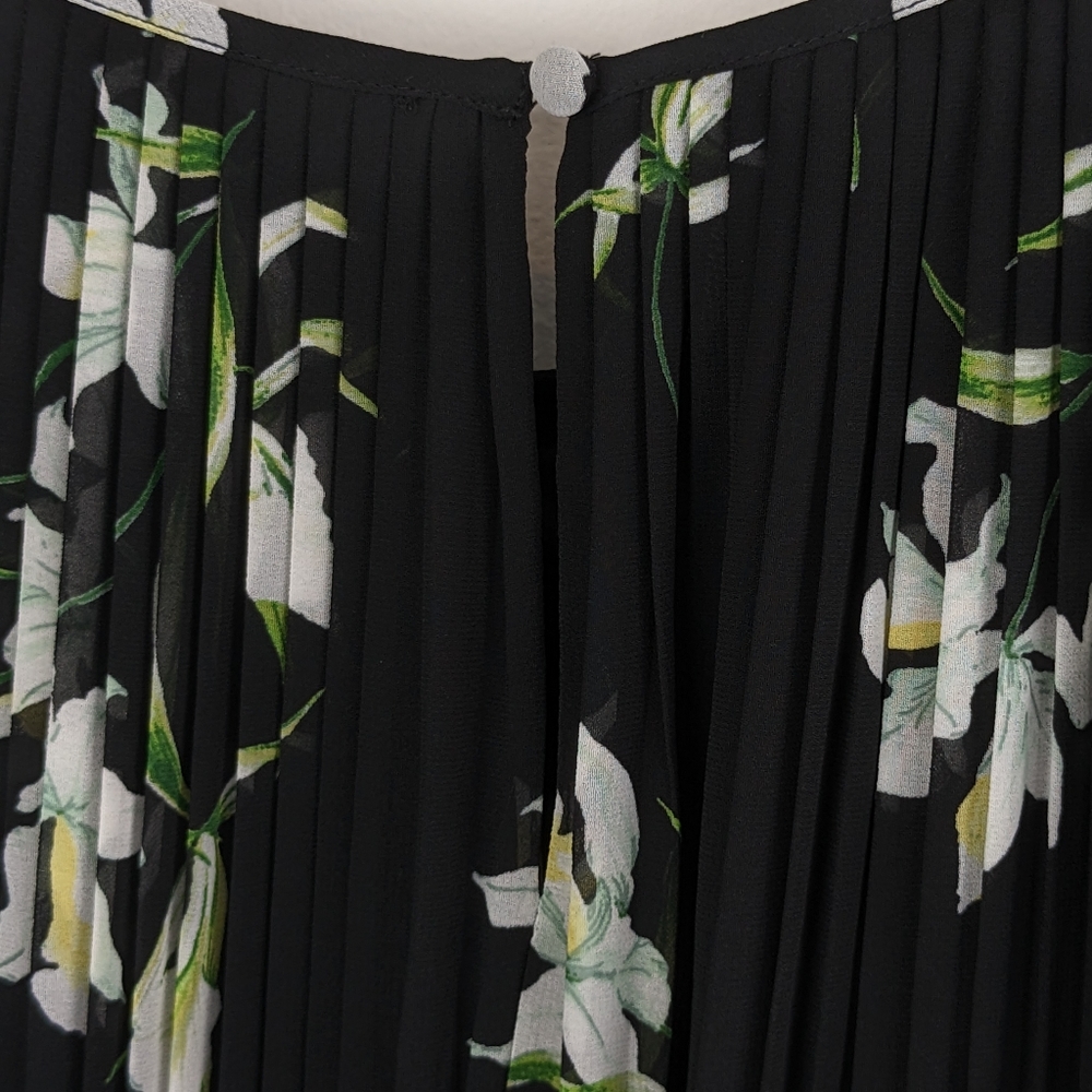 Banana Republic • Georgette Floral Pleated Dress - Picture 6 of 9